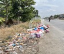 Sampah di Jalan Soebrantas Menumpuk Lagi