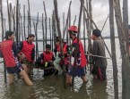 Disdamkarkat Natuna Evakuasi Buaya Dari Kelongl