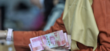 Rupiah Melemah Tipis Seiring BI Tahan Suku Bunga