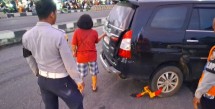 Dishub Pekanbaru Gembok Mobil Parkir di Badan Jalan Pasar Pagi Arengka