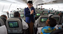 Wamenhaj Sampaikan Pesan Prabowo ke Jemaah Haji di dalam Pesawat