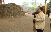 Prabowo Tinjau Fasilitas Pengolahan Sampah Menjadi Genteng di Banyumas