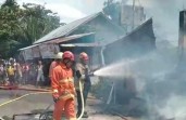Kebakaran Hanguskan Empat Rumah di Rumbai, Damkar Pekanbaru Imbau Warga Waspadai Korsleting Listrik