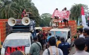 Pedagang Ayam Kepung Kantor Bupati Tangerang