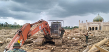 Kemenhut Kerahkan Alat Berat Bersihkan Tumpukan Kayu Banjir Sumatera