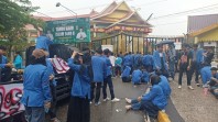 Demo di Tengah Guyuran Hujan, Mahasiswa UIN Suska Soroti UU Militerisme hingga Defisit Anggaran