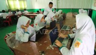Disdik Aceh Terapkan Pembatasan Penggunaan Handphone di Sekolah