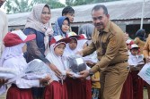 Orang Tua Siswa Sungai Apit Bersyukur Terima Seragam Sekolah Gratis, Nora: Sangat Membantu Kami