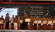 Menkumham RI Anugerahkan Penghargaan kepada 12 Kepala Daerah atas Dukungan Pembentukan Posbakum di Riau