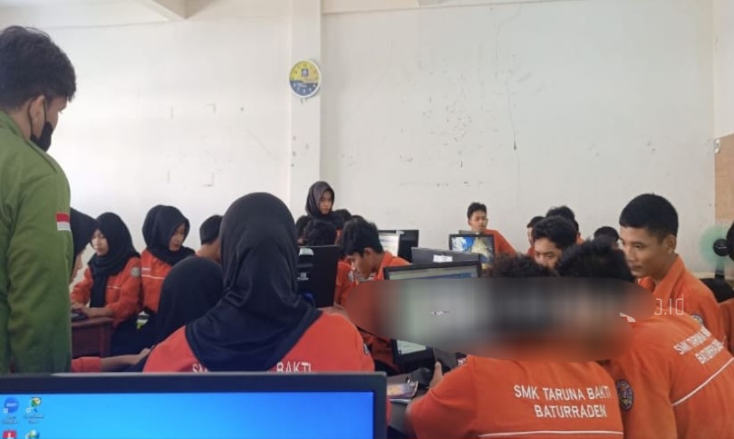 Dosen UBSI Dampingi Siswa SMK Taruna Bakti Rancang Media Promosi Lewat Desain Digital