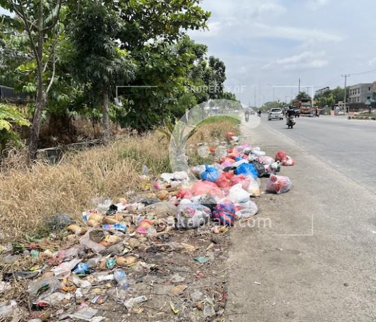 Sampah di Jalan Soebrantas Menumpuk Lagi