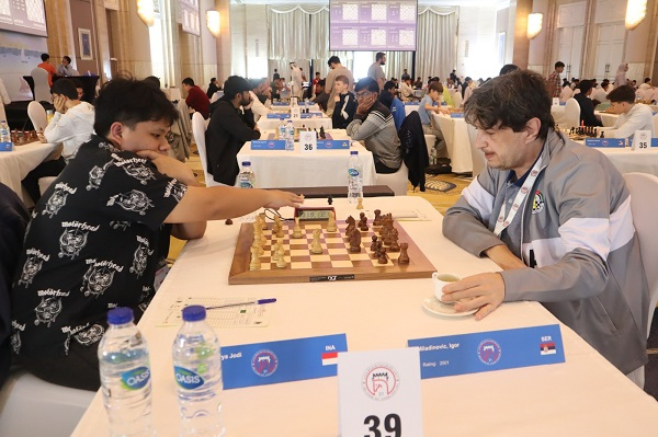 IM Azarya Jodi Lewat Korban Kuda Yang Indah Tumbangkan GM Igor Miladinovic