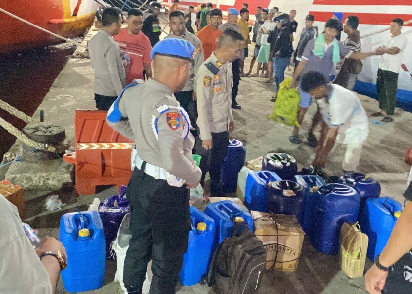 Polda Maluku Sita 700 liter Minuman Keras Jenis Sopi Saat Razia di Pelabuhan Ambon