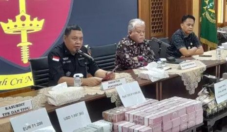 Mantan Pejabat MA Zarof Ricar Ditangkap, Uang Hampir Rp 1 Triliun dan Emas 51 Kg Ikut Disita