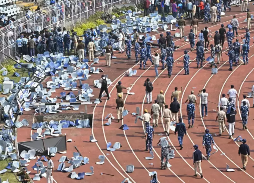 Tur Messi di India Ricuh, Fan Lempar Kursi dan Barang ke Lapangan