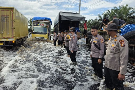 Truk Pengangkut Telur dan Sembako Terbalik di Jalintim, Kapolres Pelalawan Langsung Atur Lalu Lintas