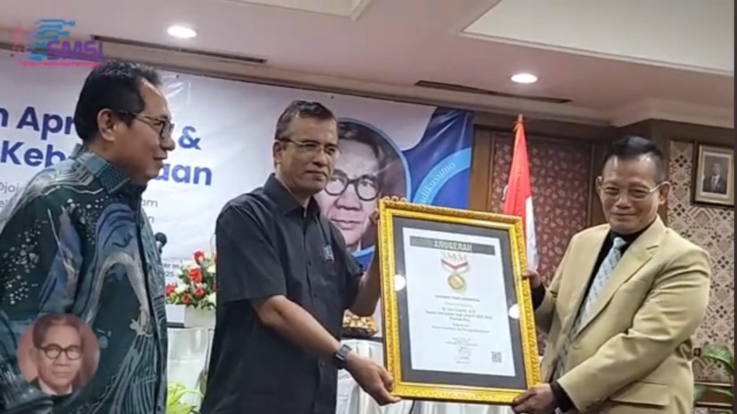SMSI Pusat Serahkan Anugerah Sahabat Pers ke Dr Bagus Santoso dan Dr Afni Z