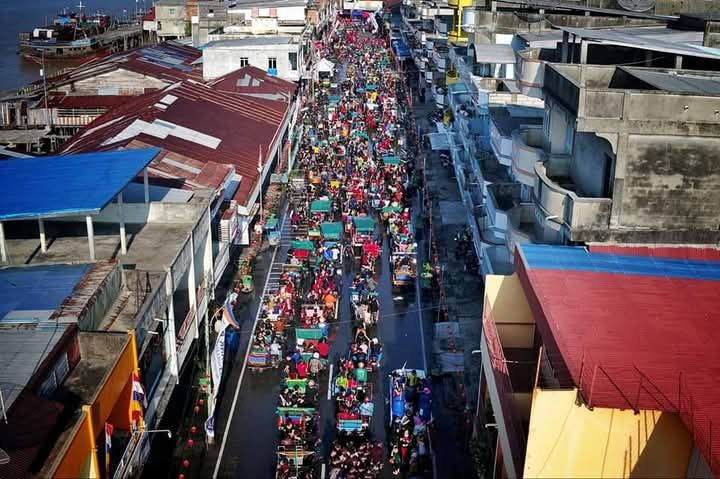 Puluhan Ribu Warga Meriahkan Festival Perang Air Kepulauan Meranti 2025