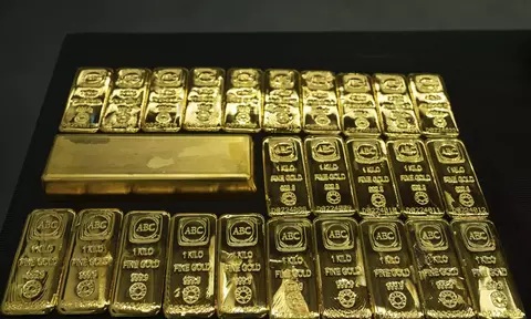 Harga Emas Dunia Siang Hari ini Masih Tinggi karena Dolar AS Melemah