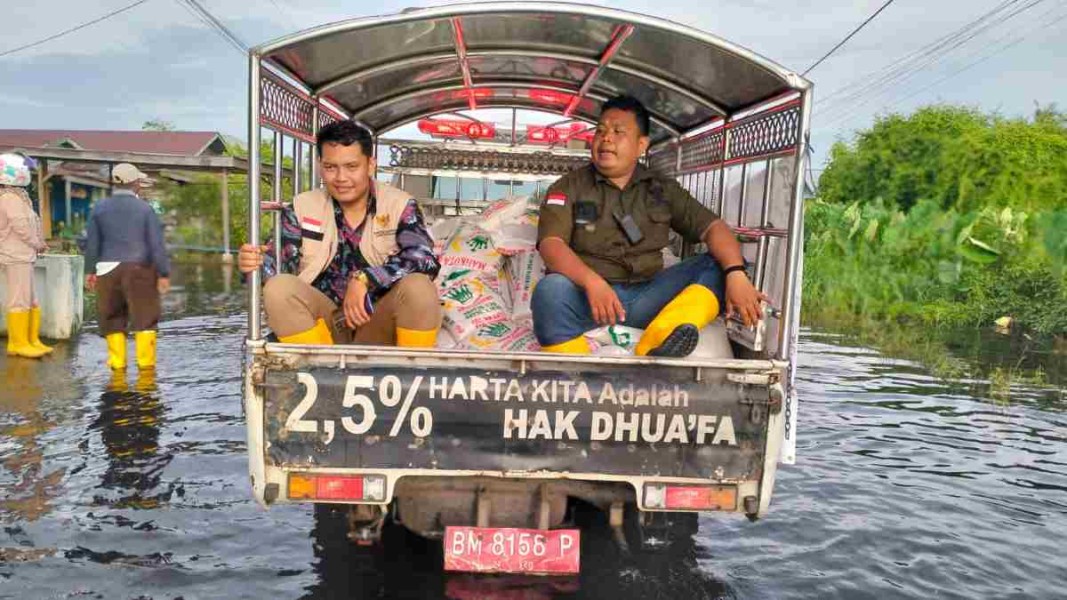 Baznas Rohil Salurkan Sembako untuk Masyarakat Korban Banjir