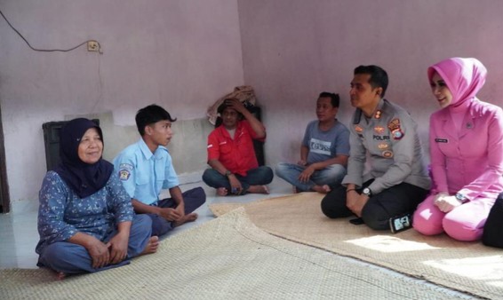 Kapolres Rokan Hulu Bantu Siswa 'Gagal' Ujian gegara Tunggak Uang Praktik