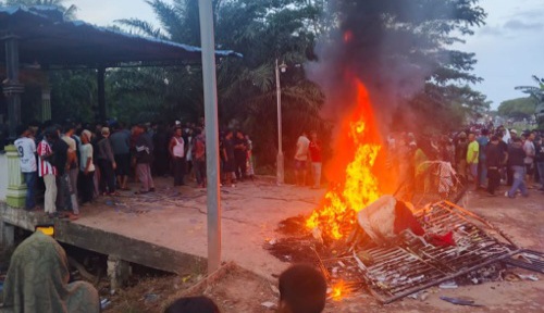 Warga Panipahan Ngamuk, Rumah Terduga Bandar Narkoba Dibakar Massa