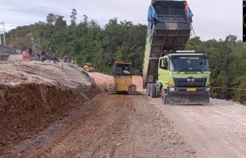 Jalan Longsor di Lintas Riau-Sumbar Ditargetkan Selesai Minggu Depan