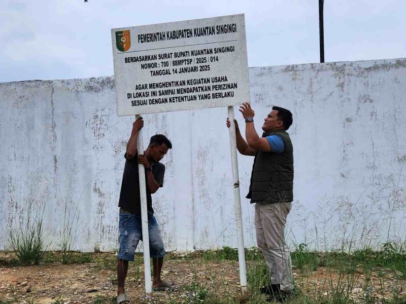 Tuai Polemik, Akhirnya Stafsus Bupati Kuansing Pasang Lagi Segel Ram Ilegal