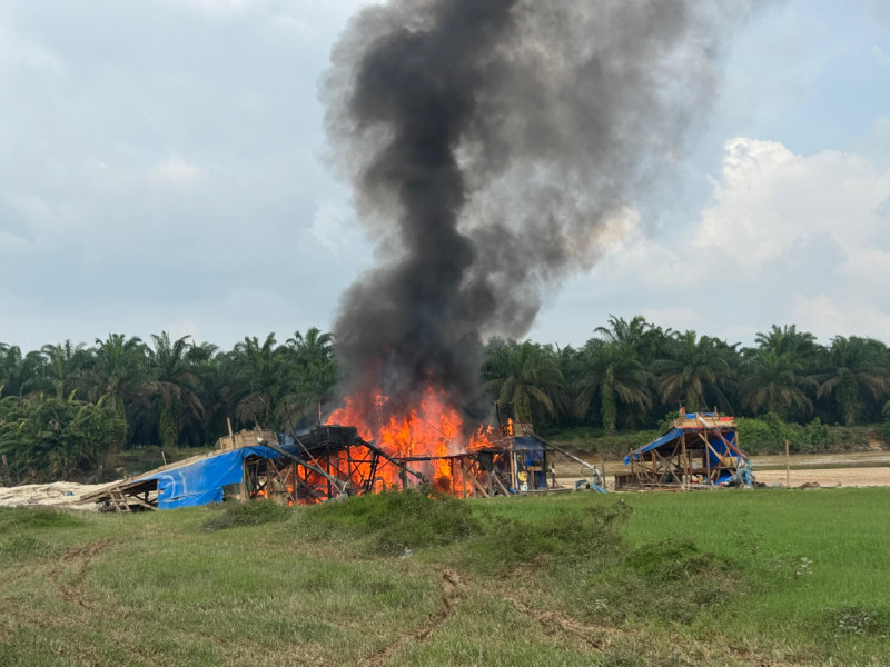 Bakar 30 Rakit PETI, Polres Kuansing Tangkap Seorang Penambang