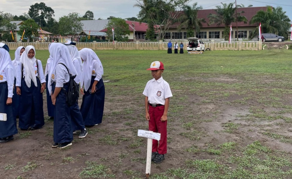 Siswa SDN 004 Pelalawan Hadiri Upacara Penurunan Bendera Seorang Diri, Akan Diberi Apresiasi oleh Kadisdik