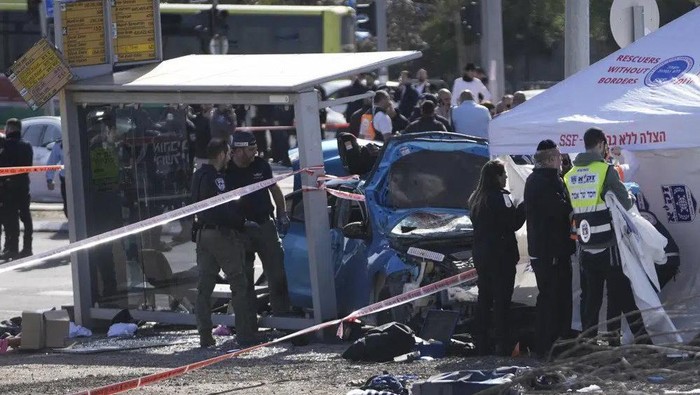 Mobil Tabrak Kerumunan di Halte Israel, 8 Orang Luka
