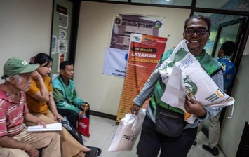 Pemerintah Siapkan Bansos Rp6,5 T dalam Bentuk Beras dan Minyak Goreng