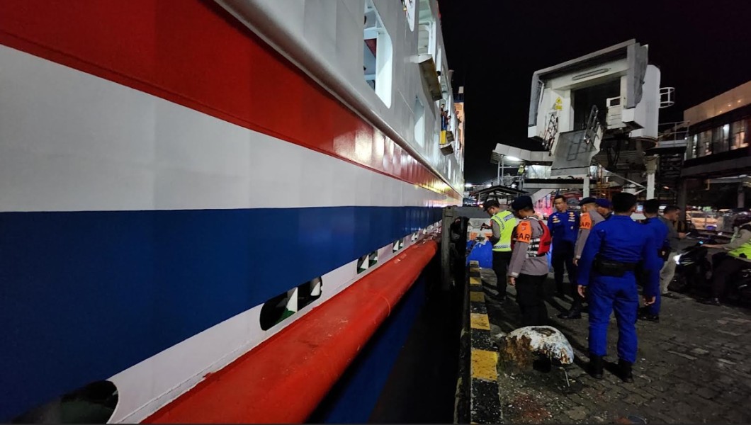 Tragis! 2 Pemudik Pria dan Wanita Terjatuh ke Laut saat Hendak Naik Kapal di Pelabuhan Merak