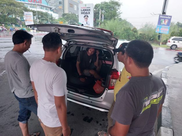 Rusak Papan Reklame, Dua Pria di Pekanbaru Diamankan Polisi