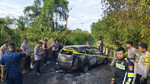 Mobil Terbakar di Jembatan Parit 22 Tembilahan, Dua Orang Korban Dilarikan ke RSUD
