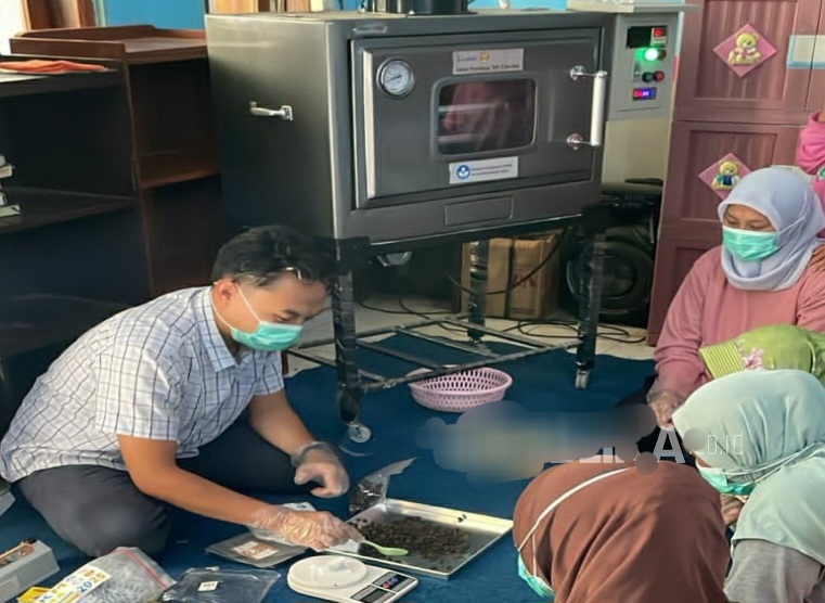Warga Kampung Batuloceng Lembang, Sulap Limbah Kopi jadi Produk Bermanfaat