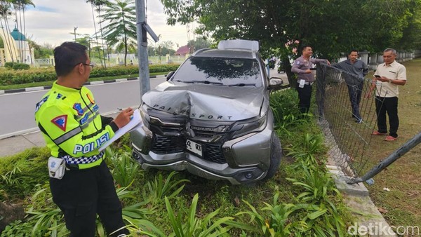 Pajero Sport Tabrak Pagar Kampus Fakultas Kedokteran Unri, Sopir Diburu Polisi