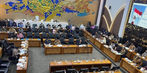 Baleg Tinjau Ulang UU Guru-Dosen, Soroti Perbedaan Negeri dan Swasta