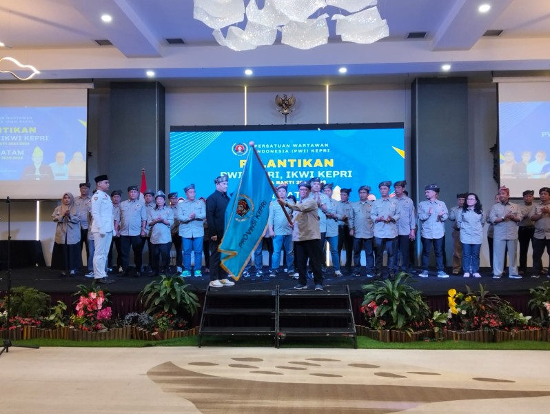 Zulmansyah Lantik Pengurus PWI Kepri, Batam, dan IKWI Kepri: Wartawan Harus Pegang Teguh Kode Etik
