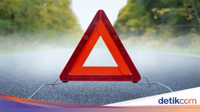 Ngeri! Mobil Terperosok ke Lubang Besar di Jalan Tanjong Katong Singapura