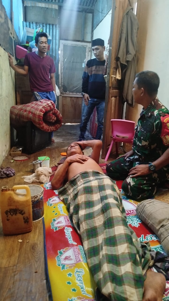 Babinsa Sialang dan FORMASI Ulurkan Tangan untuk Warga Lumpuh di Palembang