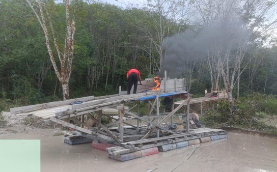 Tambang Emas Ilegal di Kuansing Disikat, Puluhan Rakit PETI Dimusnahkan