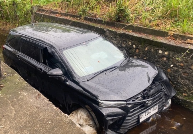 Avanza Masuk Parit di Belakang MTQ Pekanbaru, Pengemudi Dilarikan ke RS Awal Bros