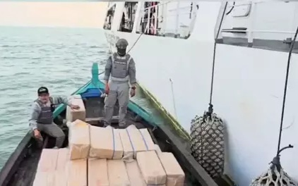 Bakamla Tangkap Kapal Kayu Berisi 200 Bal Rokok Ilegal Vietnam di Perairan Riau