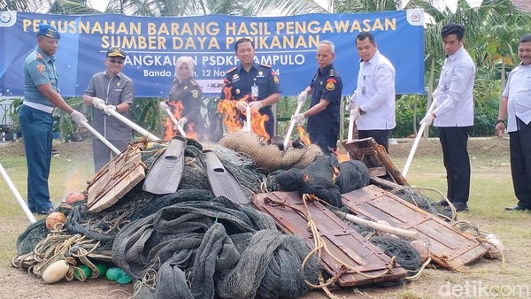 PSDKP Musnahkan Alat Tangkap Ikan Mini Trawl yang Disita dari Nelayan