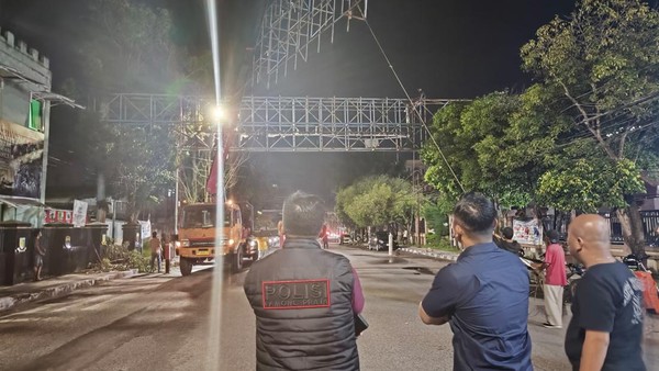 Pemkot Pekanbaru Potong Ratusan Bando Reklame Tak Berizin
