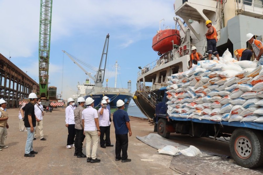 Jelang Pilkada, Polda Riau Kawal Ketat Pembongkaran Beras Bulog Asal Myanmar di Dumai