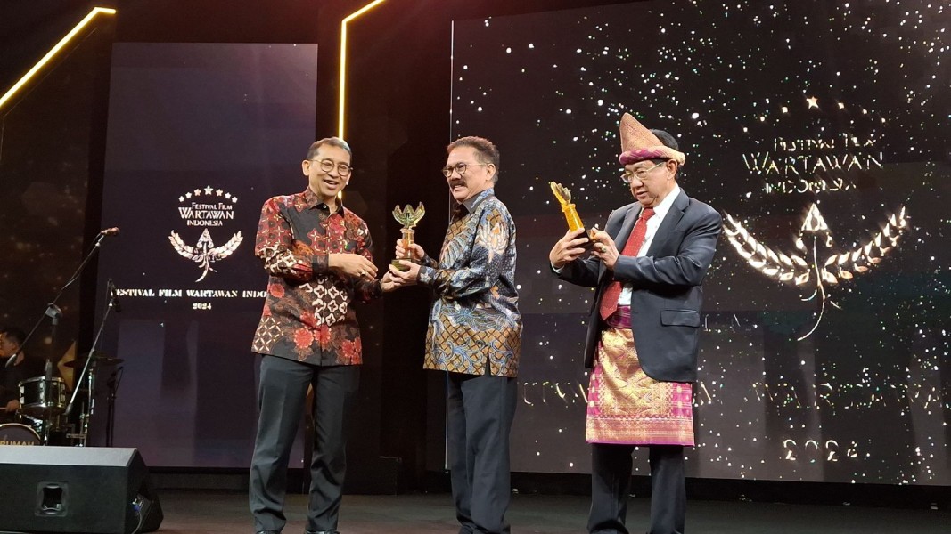 Ilham Bintang dan Anwar Fuady Raih Lifetime Achievement Award FFWI 2024