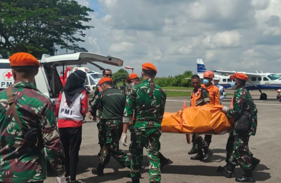 Pasgat dan Basarnas evakuasi jenazah korban heli PK-CFX ke Pontianak