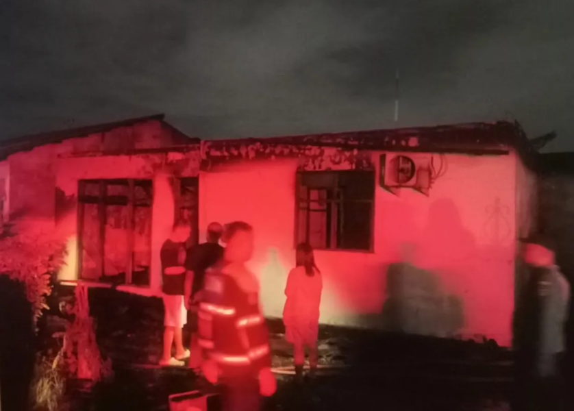 Korsleting Listrik, Sebuah Rumah di Pekanbaru Terbakar